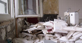 Демонтаж хрущевки в Рославле - удаление старых полов и стен по выгодной цене от 1742 рублей.
